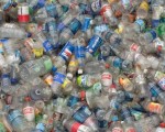 Se recolectan 100.000 botellas plásticas por mes, destinadas a su reciclaje para volver a introducirlas en el mercado y evitar así la contaminación que producen.